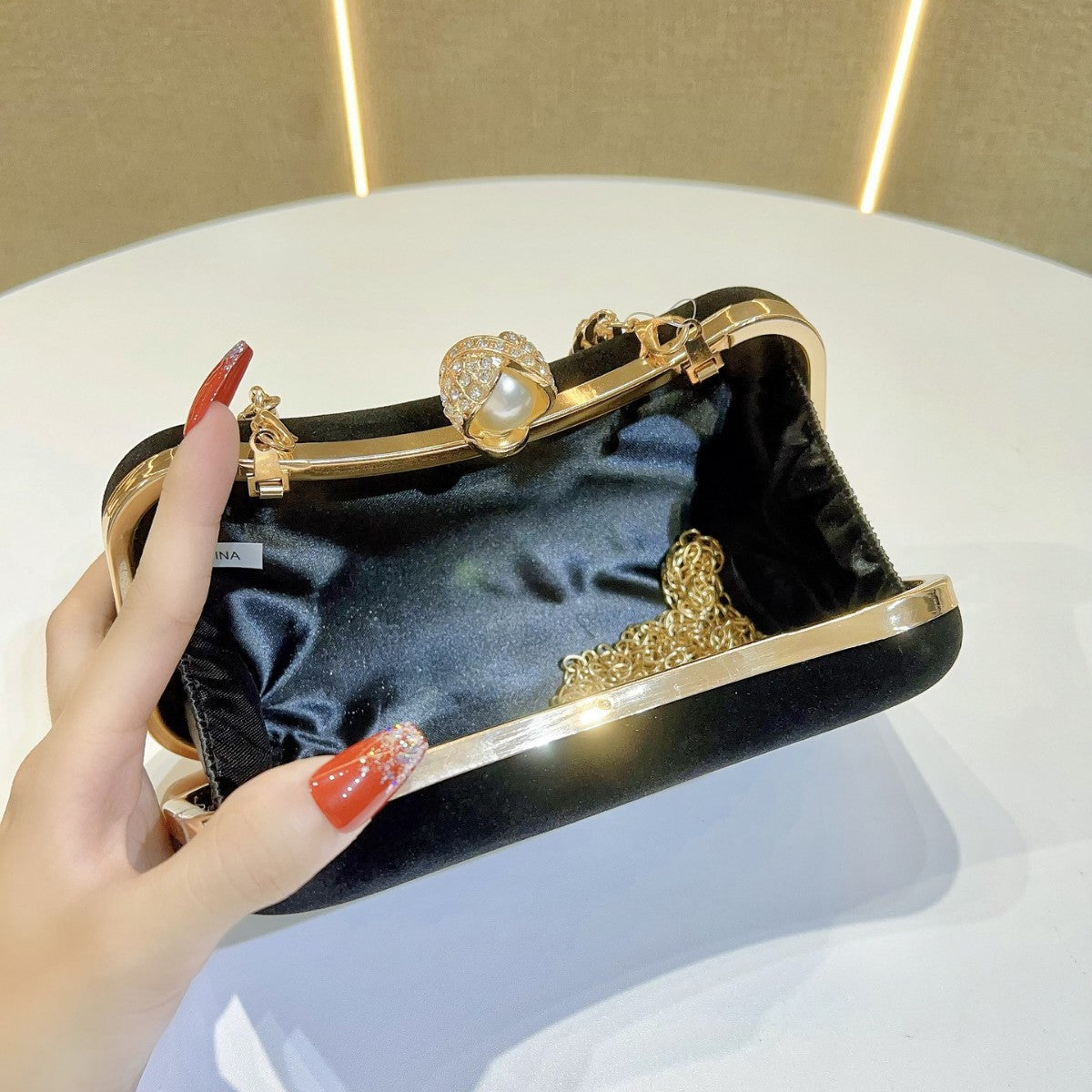 A Champagne Golden Evening Bag with an Arc Shape, Adorned with Rhinestones, Can Be Held by Hand Or Worn Cross-Body, Perfect for Formal Events