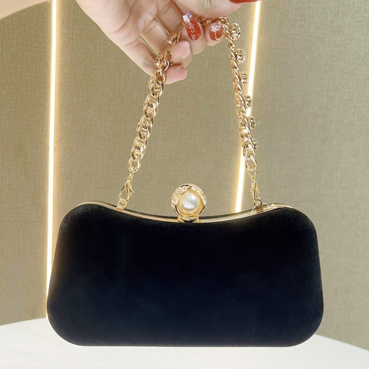 A Champagne Golden Evening Bag with an Arc Shape, Adorned with Rhinestones, Can Be Held by Hand Or Worn Cross-Body, Perfect for Formal Events
