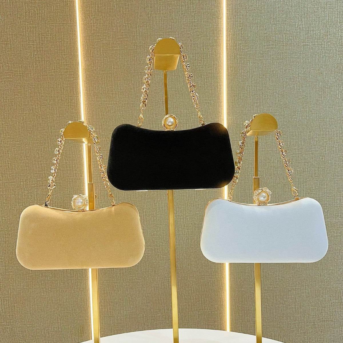 A Champagne Golden Evening Bag with an Arc Shape, Adorned with Rhinestones, Can Be Held by Hand Or Worn Cross-Body, Perfect for Formal Events