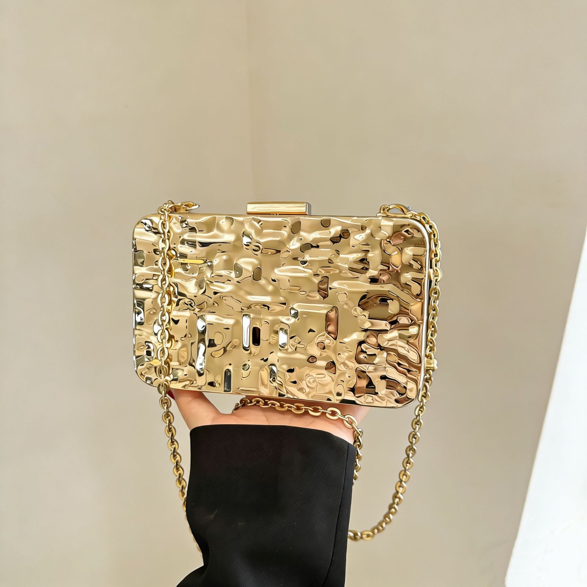 A Luxurious Korean-Inspired Chain Bag That Is Stylish And Distinctive, Combining Fashion with Simplicity, Suitable for Both Shoulder And Crossbody Wear, Featuring a Unique Design for Women