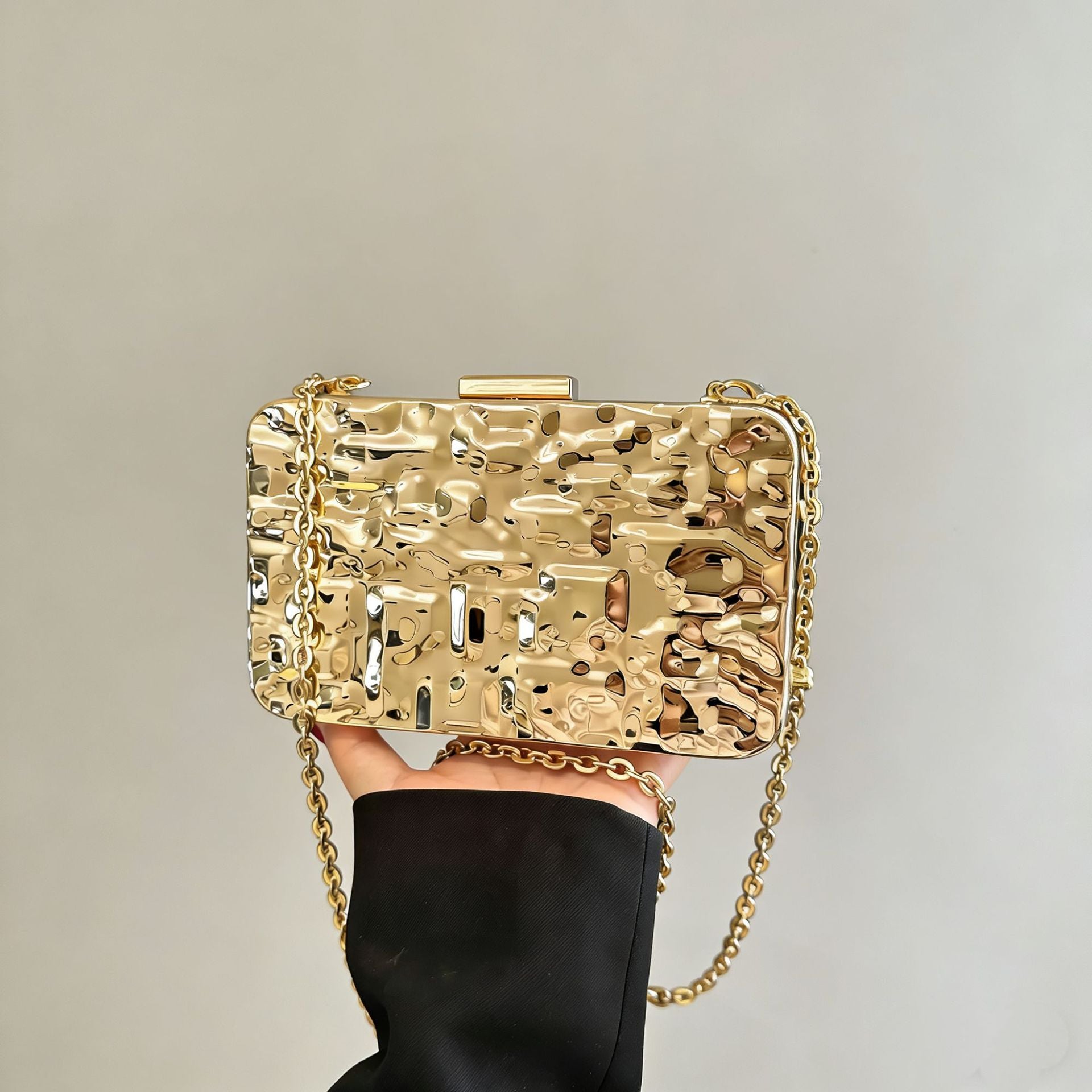 A Luxurious Korean-Inspired Chain Bag That Is Stylish And Distinctive, Combining Fashion with Simplicity, Suitable for Both Shoulder And Crossbody Wear, Featuring a Unique Design for Women