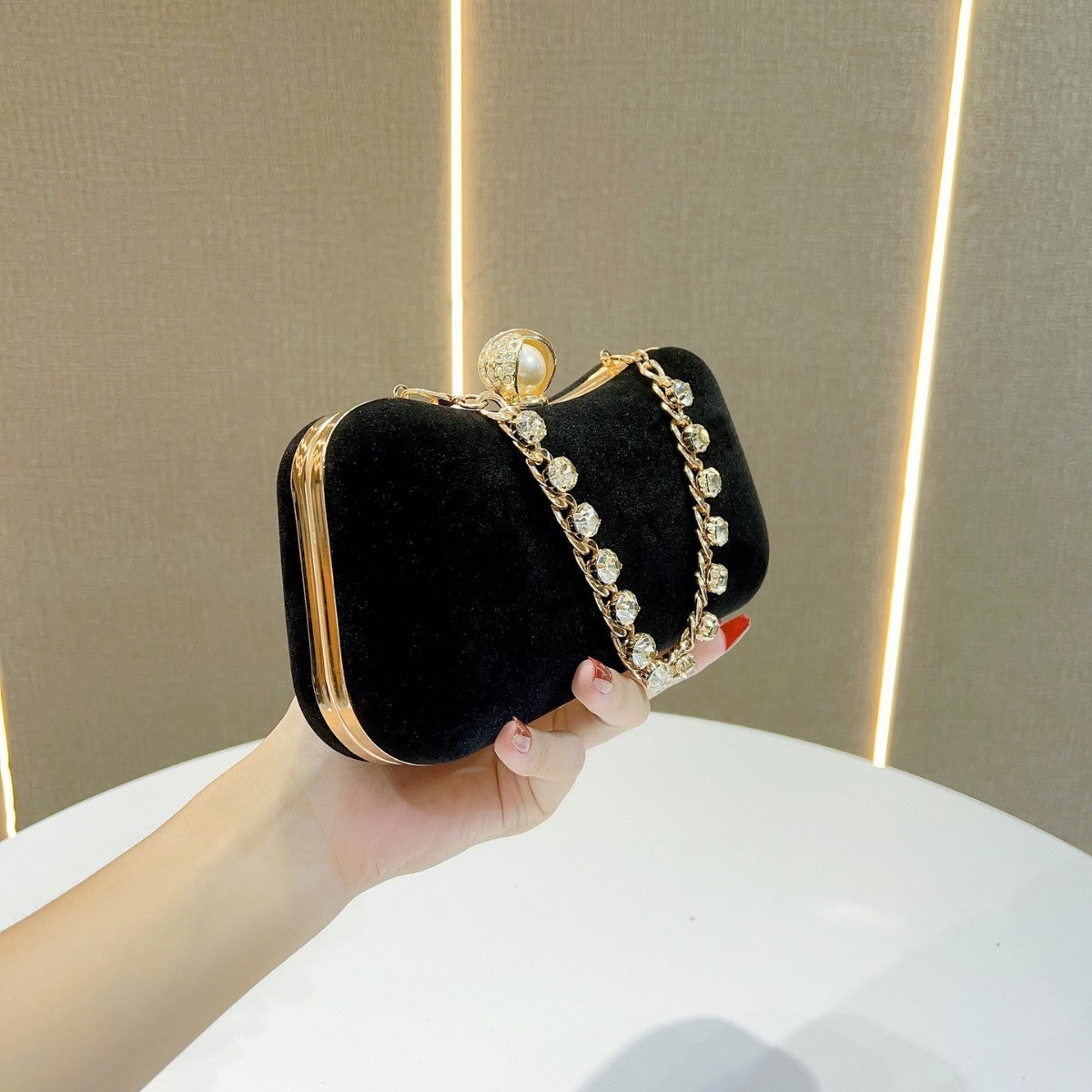 A Champagne Golden Evening Bag with an Arc Shape, Adorned with Rhinestones, Can Be Held by Hand Or Worn Cross-Body, Perfect for Formal Events